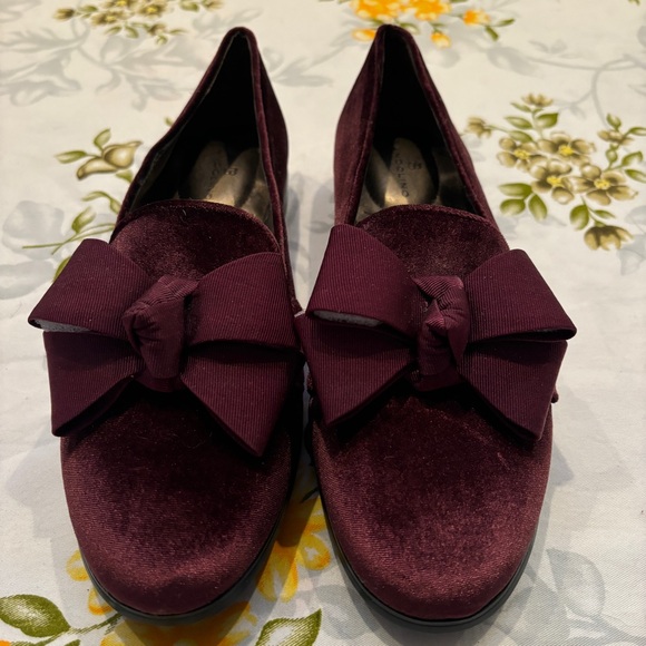 Bandolino Size 7 Velvet Bow Loafers - Picture 2 of 9